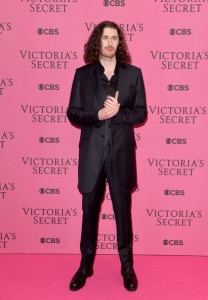 Hozier, call a stylist; this cannot happen at the Grammy's.